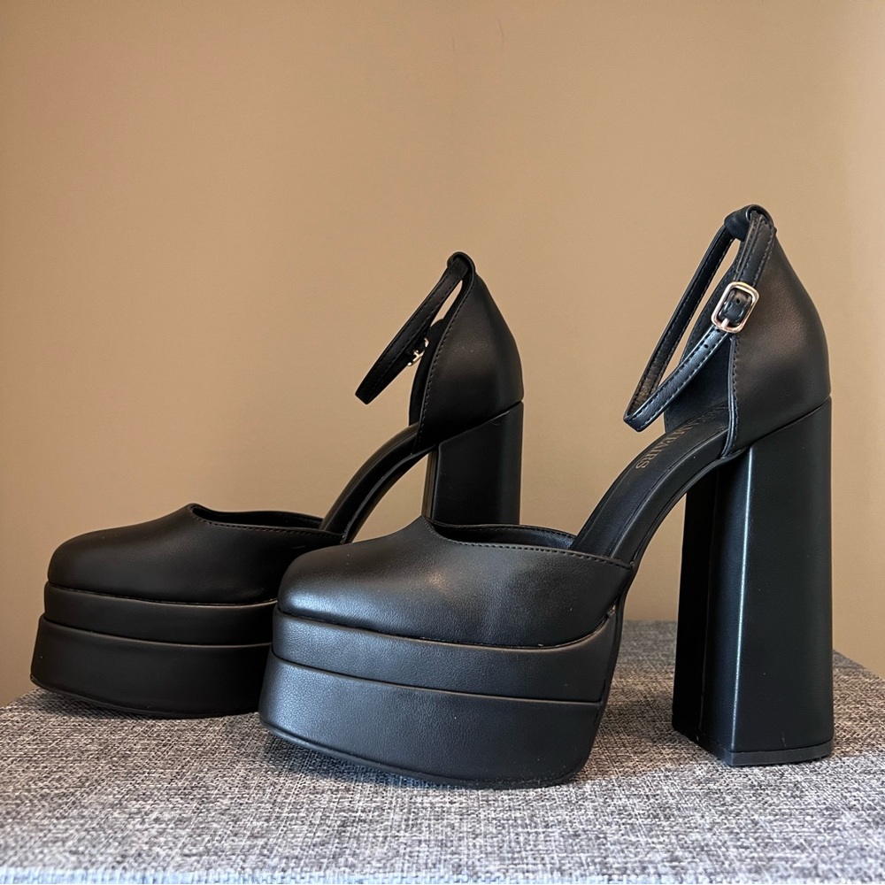 BNWT | Dream Pairs | Size 8.5 | Black Square Toe Platform Heels